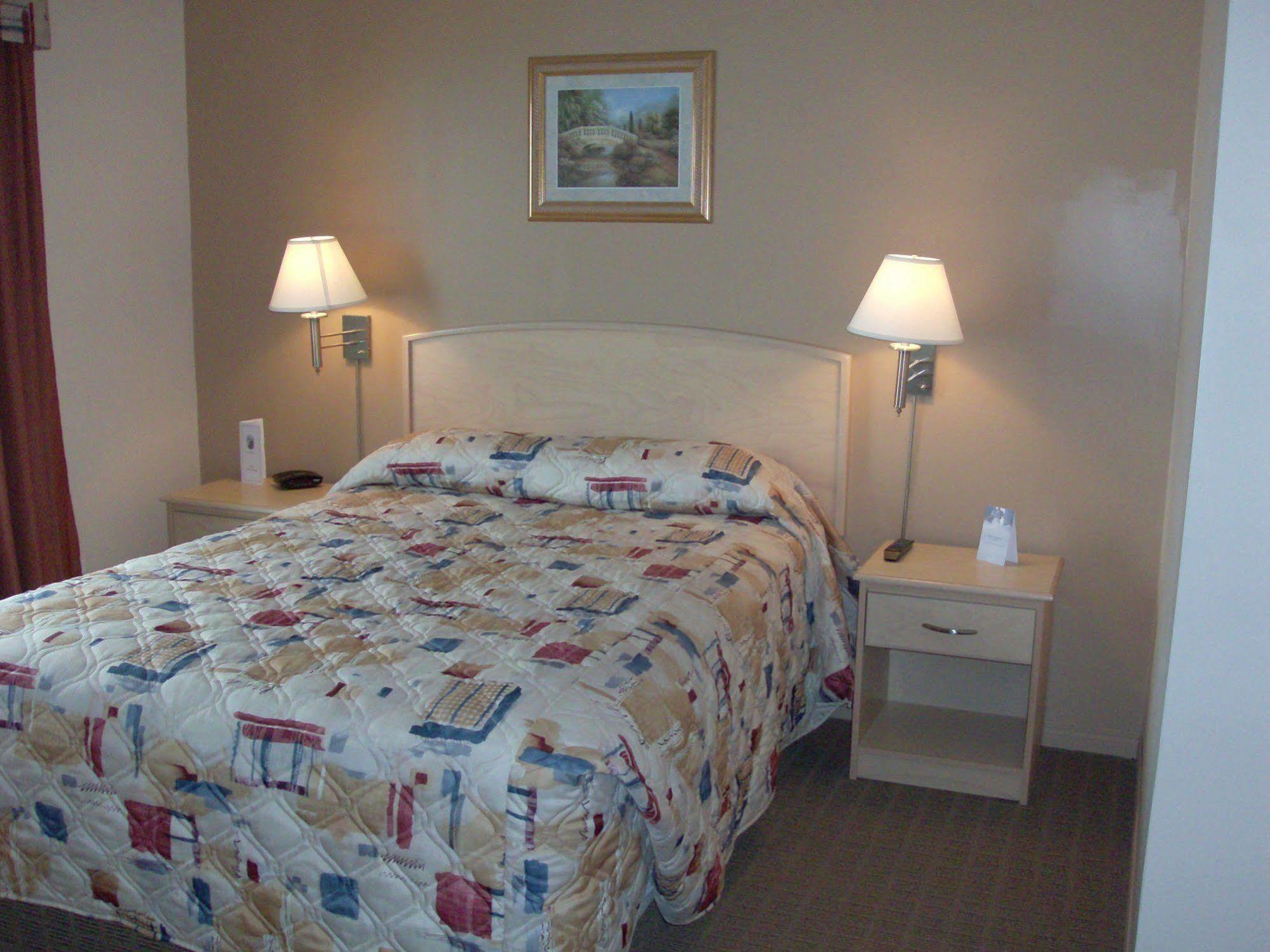 Lone Star Hotel North Battleford Bagian luar foto